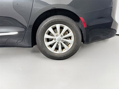 Used 2017 Chrysler Pacifica Touring-L FWD image 18