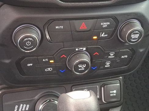 Used 2023 Jeep Renegade Latitude AWD/4WD image 15