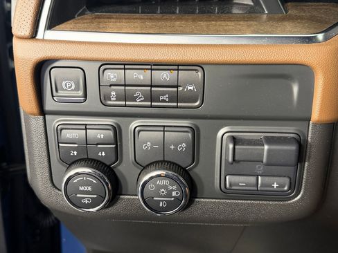 Used 2025 Chevrolet Suburban High Country image 17