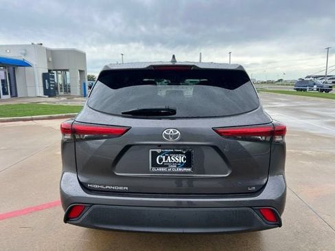 Used 2021 Toyota Highlander LE FWD image 5