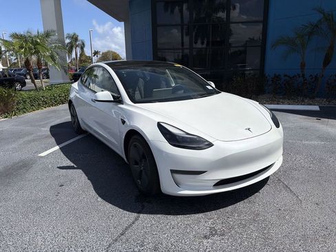 Used 2023 Tesla Model 3 Standard Range image 2