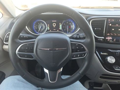 Used 2023 Chrysler Pacifica Touring-L FWD image 40