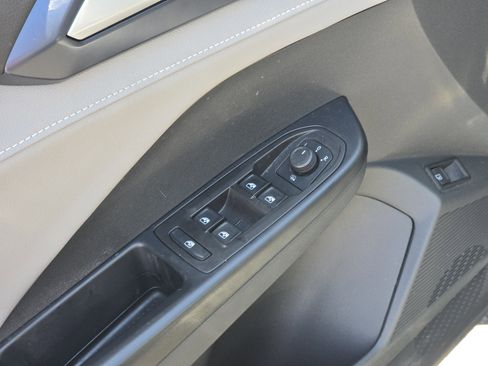 Used 2024 Volkswagen Taos SE w/ Panoramic Sunroof Package FWD image 25