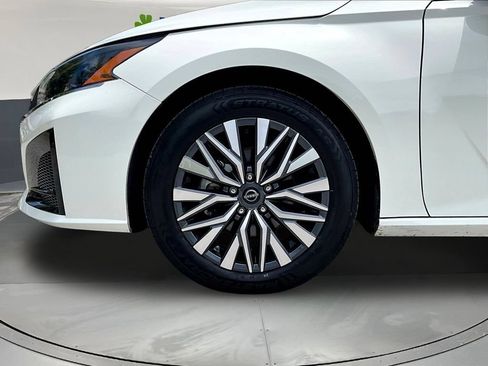 Used 2025 Nissan Altima 2.5 SV FWD image 32