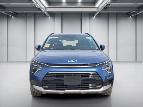 Used 2025 Kia Niro SX Touring FWD image 2
