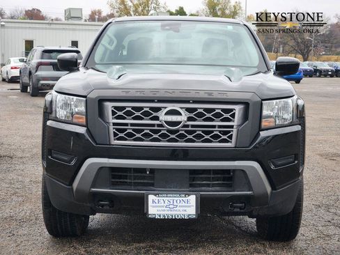 Used 2024 Nissan Frontier SV image 2