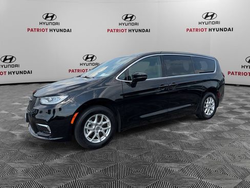 Used 2025 Chrysler Pacifica Select FWD image 7