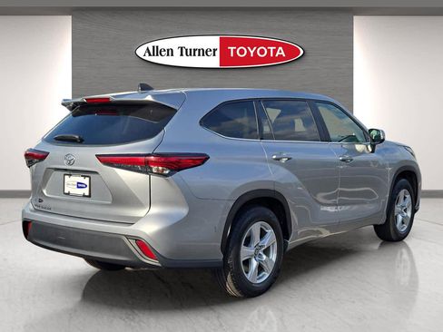 Used 2023 Toyota Highlander L FWD image 6