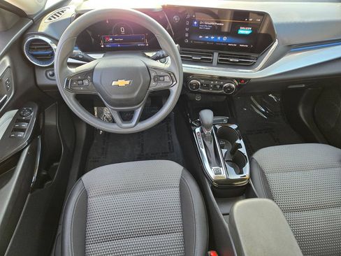 Used 2025 Chevrolet Trax LT FWD image 12