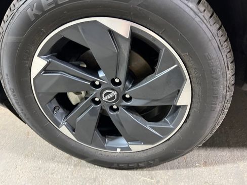 Used 2025 Nissan Rogue SV FWD image 34