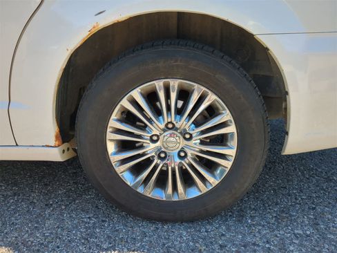 Used 2011 Chrysler Town & Country Limited image 13