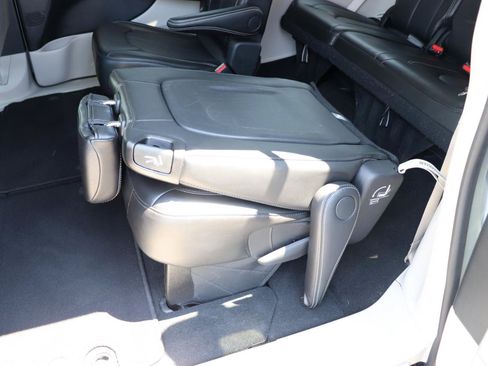 Used 2024 Chrysler Pacifica Touring-L FWD image 28