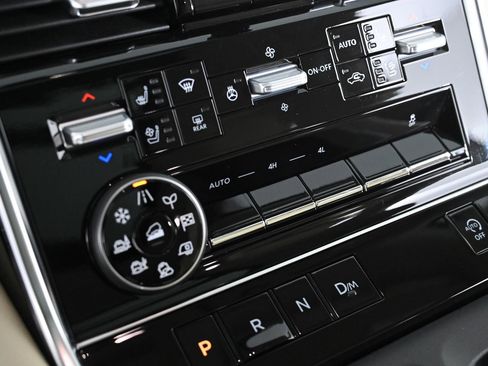 Used 2025 Nissan Armada Platinum image 17