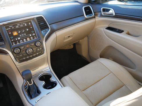 Used 2017 Jeep Grand Cherokee Limited w/ Luxury Group II image 11