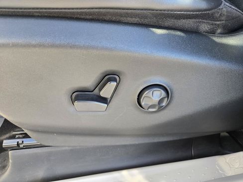 Used 2023 Chrysler Pacifica Touring-L FWD image 24