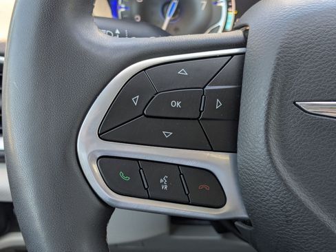 Used 2024 Chrysler Pacifica Touring-L FWD image 19