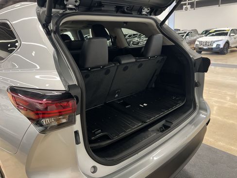 Used 2025 Toyota Highlander XLE AWD/4WD image 23
