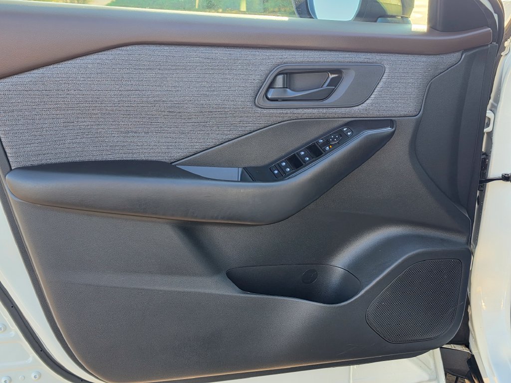 Used 2023 Nissan Rogue S AWD/4WD image 12