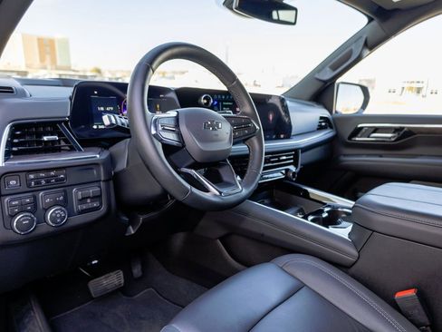 Used 2025 Chevrolet Suburban Z71 w/ Comfort Package image 9