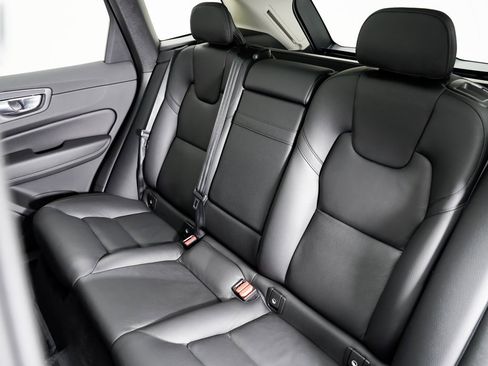 Used 2022 Volvo XC60 B5 Momentum w/ Advanced Package image 25