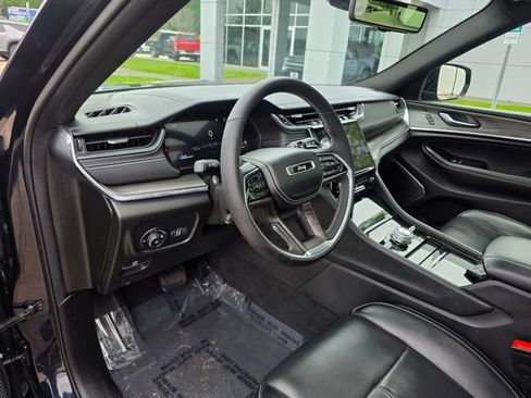 Used 2023 Jeep Grand Cherokee Overland w/ Luxury Tech Group IV AWD/4WD image 23