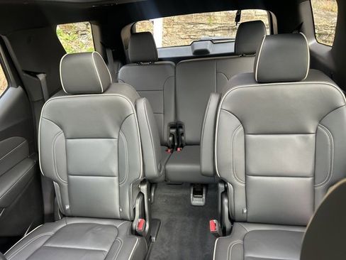 Used 2023 Chevrolet Traverse Premier image 23