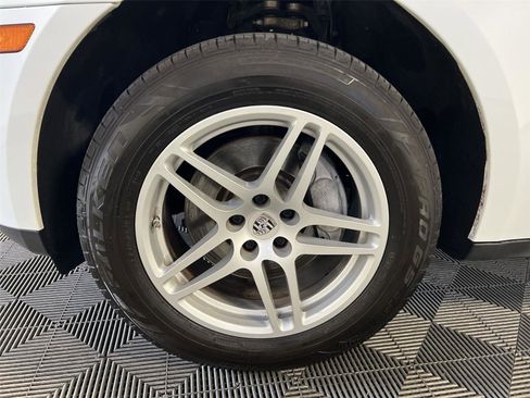 Used 2018 Porsche Macan BASE image 9