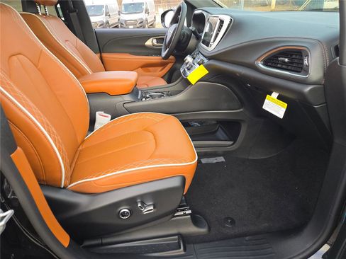 New 2026 Chrysler Pacifica Pinnacle image 7