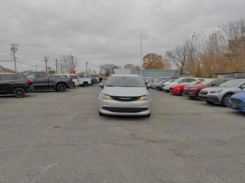 Used 2023 Chrysler Voyager LX image 3