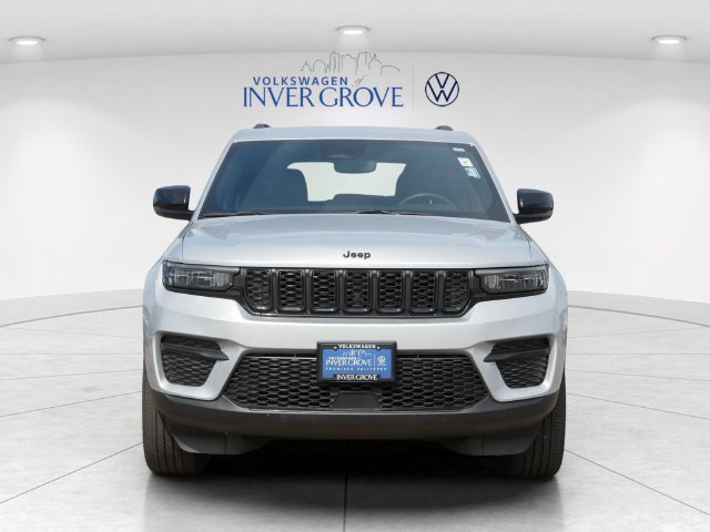Used 2024 Jeep Grand Cherokee Altitude AWD/4WD image 2