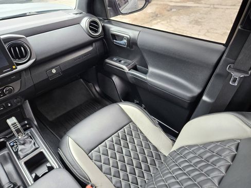 Used 2021 Toyota Tacoma TRD Sport w/ Technology Package image 16