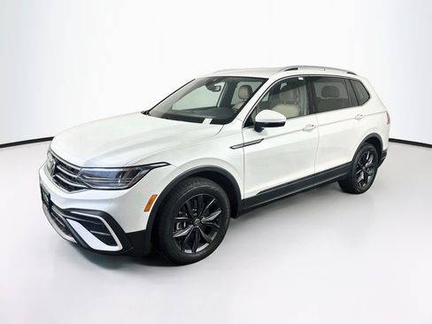 Used 2023 Volkswagen Tiguan SE FWD image 3