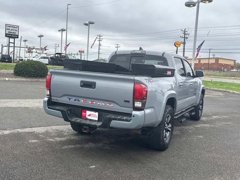 Used 2019 Toyota Tacoma TRD Sport w/ Technology Package image 4