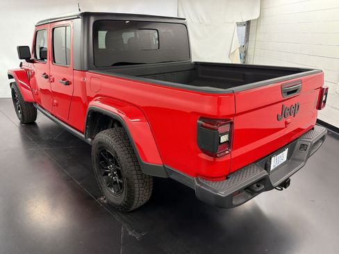 Used 2024 Jeep Gladiator Sport AWD/4WD image 3