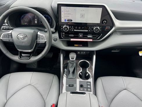 New 2026 Toyota Highlander Platinum image 4