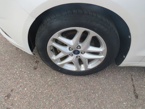 Used 2014 Ford Fusion SE w/ Equipment Group 202A FWD image 2