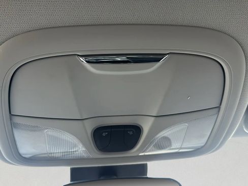 Used 2019 Jeep Cherokee Latitude w/ Cold Weather Group image 20