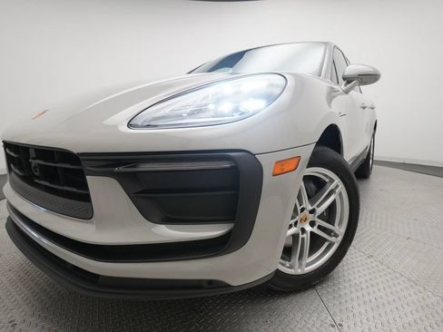 Certified 2023 Porsche Macan AWD/4WD image 31