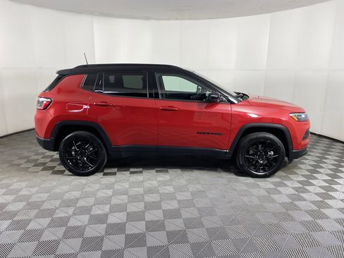 Used 2023 Jeep Compass Latitude w/ Convenience Group AWD/4WD image 6