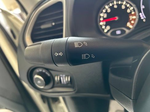 Used 2019 Jeep Renegade Latitude w/ Cold Weather Group FWD image 21