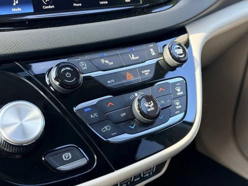 Used 2023 Chrysler Pacifica Touring-L FWD image 16