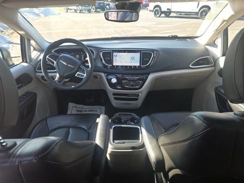 Used 2023 Chrysler Pacifica Touring-L image 19
