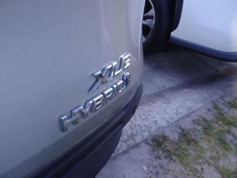 Used 2024 Toyota Sienna XLE FWD image 6