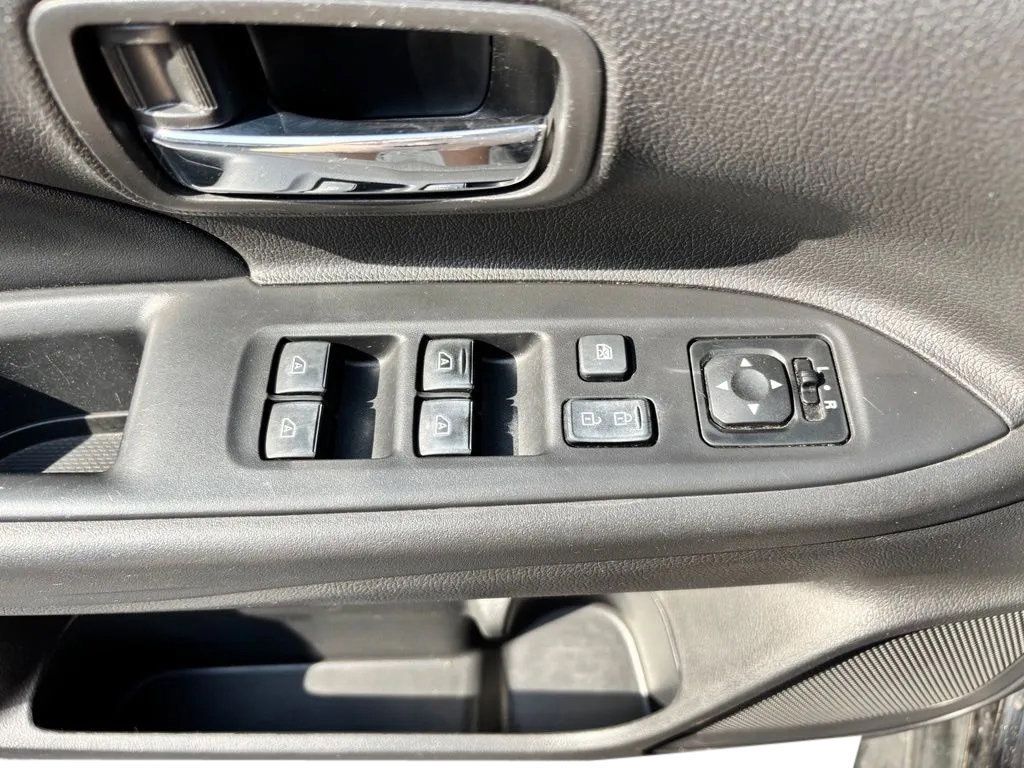 Used 2019 Mitsubishi Outlander FWD image 17