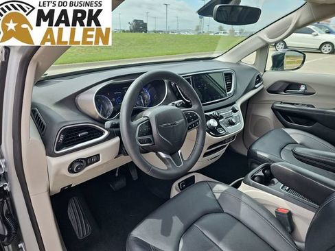 Used 2024 Chrysler Pacifica Touring-L FWD image 10