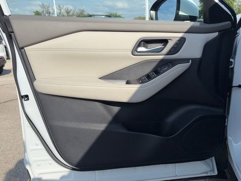 Used 2025 Nissan Rogue SL w/ SL Premium Package image 21