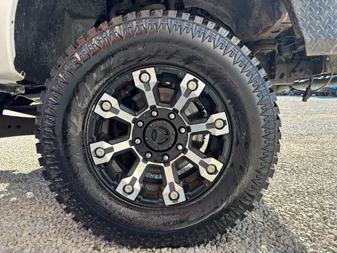 Used 2014 Ford F250 Lariat w/ Lariat Chrome Package image 8