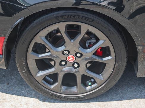 Used 2018 FIAT 124 Spider Abarth RWD image 21