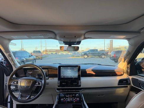 Used 2019 Lincoln Navigator Reserve image 24