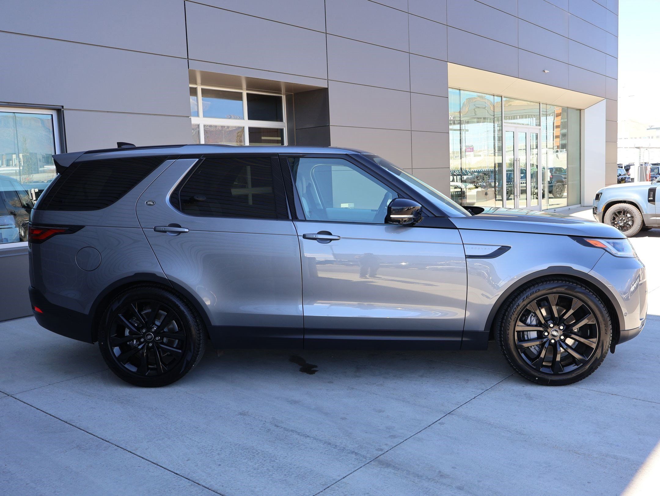 Used 2026 Land Rover Discovery S AWD/4WD image 5